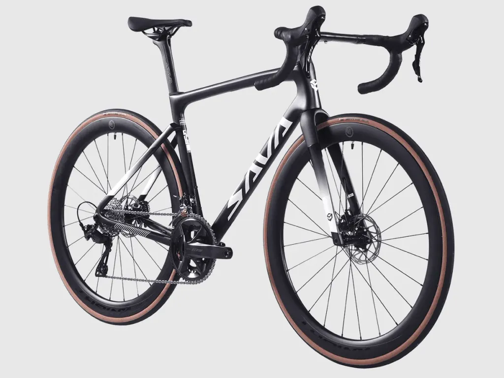 Sava Feguro 2.0 vu de trois quarts avant, cadre carbone noir et blanc, roues carbone à flancs beiges