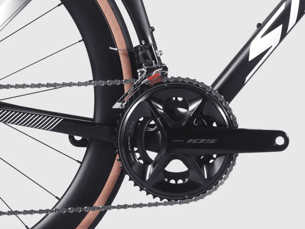 Pédalier Shimano 105 à double plateau et dérailleur avant Shimano 105 du Sava Feguro 2.0