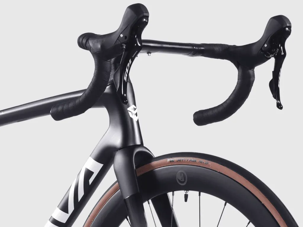 Cockpit intégré en carbone et leviers Shimano 105 du Sava Feguro 2.0