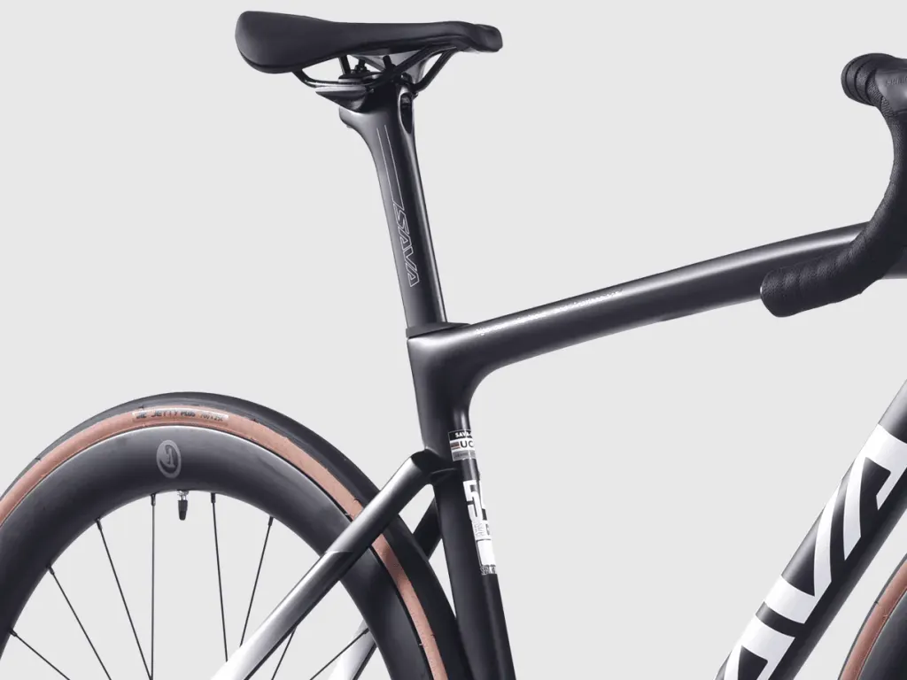 Tige de selle carbone siglée Sava et autocollant d’homologation UCI sur le cadre du Feguro 2.0