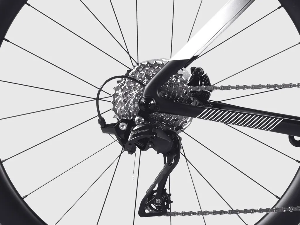 Dérailleur arrière Shimano 105, cassette et étrier de frein à disque arrière du Sava Feguro 2.0