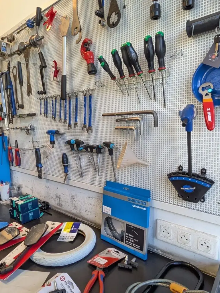 Mur d’outillage de l’atelier du magasin