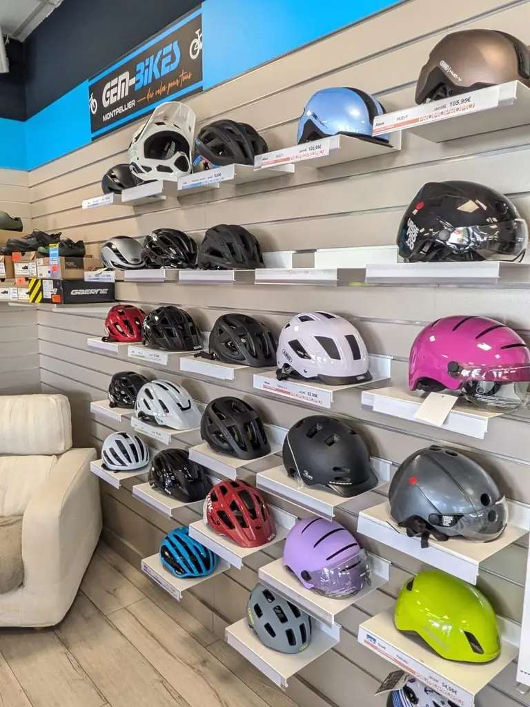 Mur de casques de vélo pour adulte et enfant