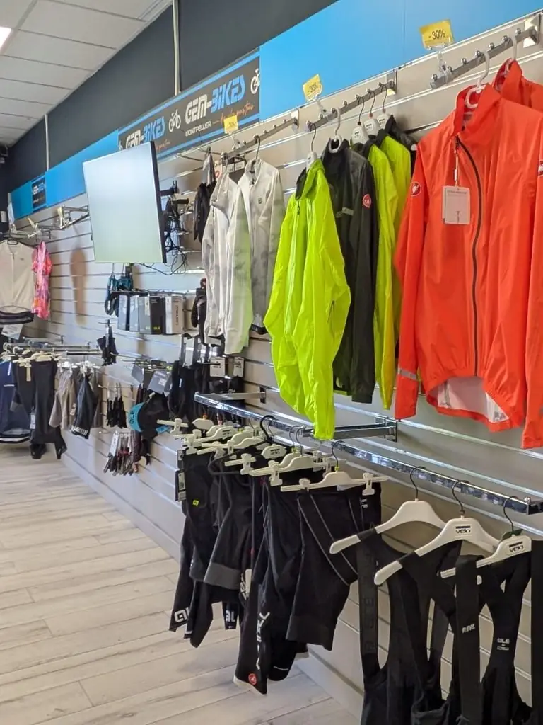 Présentoir de maillots et de cuissards de vélo