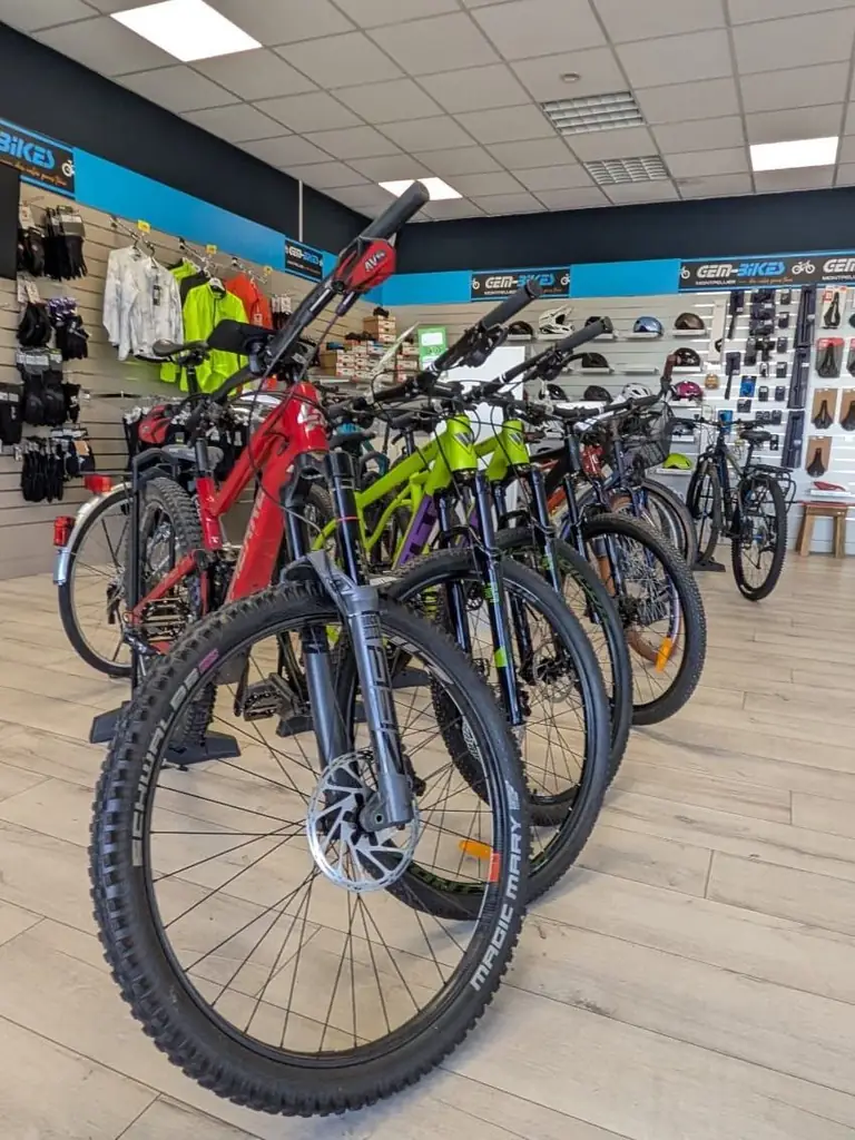 VTT exposés en rangée dans le magasin